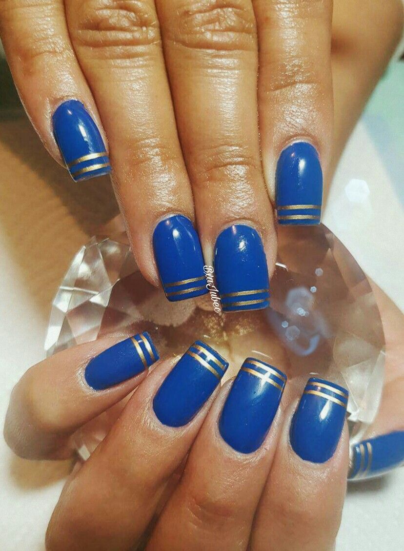 uñas en azul rey con dorado