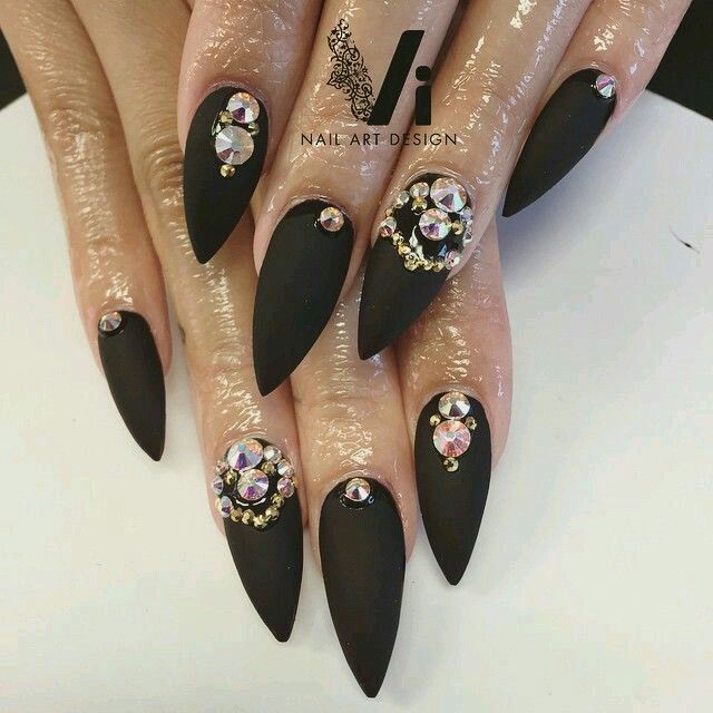 uñas negras con piedras