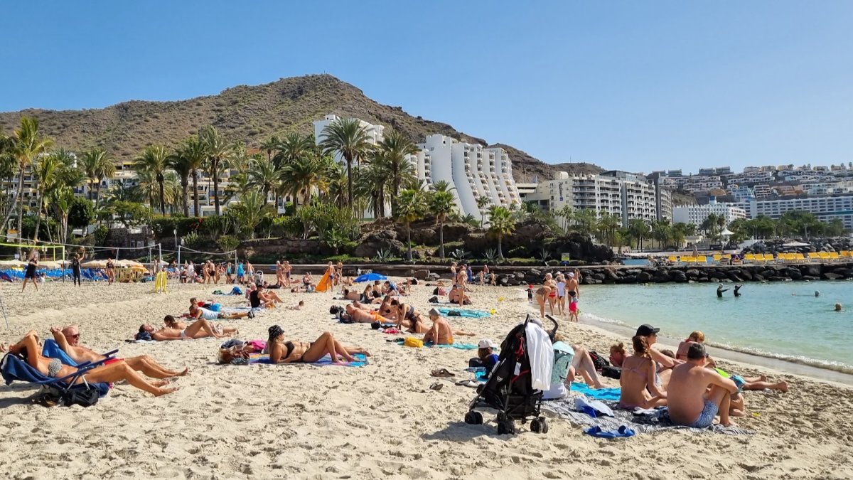 warmest canary island in december